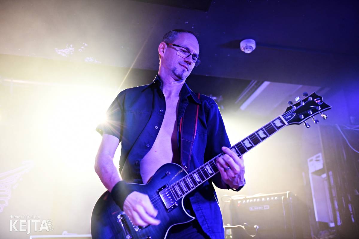 Energie na pódiu, komorní atmosféra pod ním. V Rock Café zahráli Svoloč, Rumble Ansamble a Wicked Dolls