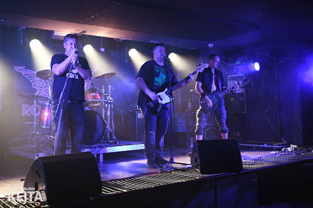 Energie na pódiu, komorní atmosféra pod ním. V Rock Café zahráli Svoloč, Rumble Ansamble a Wicked Dolls