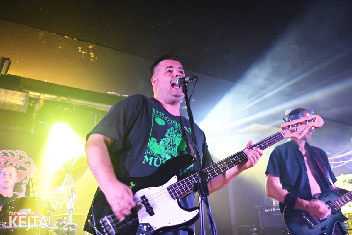 Energie na pódiu, komorní atmosféra pod ním. V Rock Café zahráli Svoloč, Rumble Ansamble a Wicked Dolls