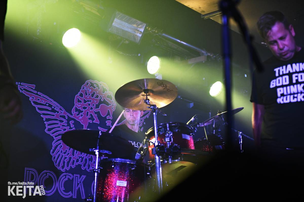 Energie na pódiu, komorní atmosféra pod ním. V Rock Café zahráli Svoloč, Rumble Ansamble a Wicked Dolls