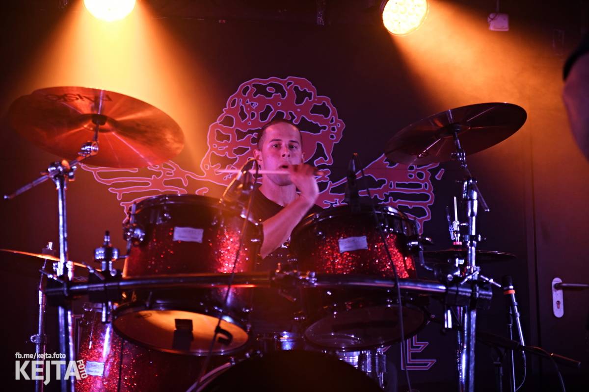 Energie na pódiu, komorní atmosféra pod ním. V Rock Café zahráli Svoloč, Rumble Ansamble a Wicked Dolls