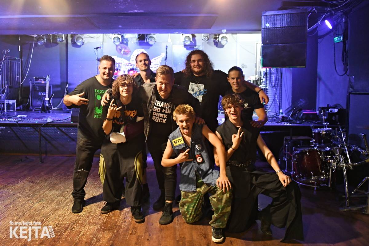 Energie na pódiu, komorní atmosféra pod ním. V Rock Café zahráli Svoloč, Rumble Ansamble a Wicked Dolls