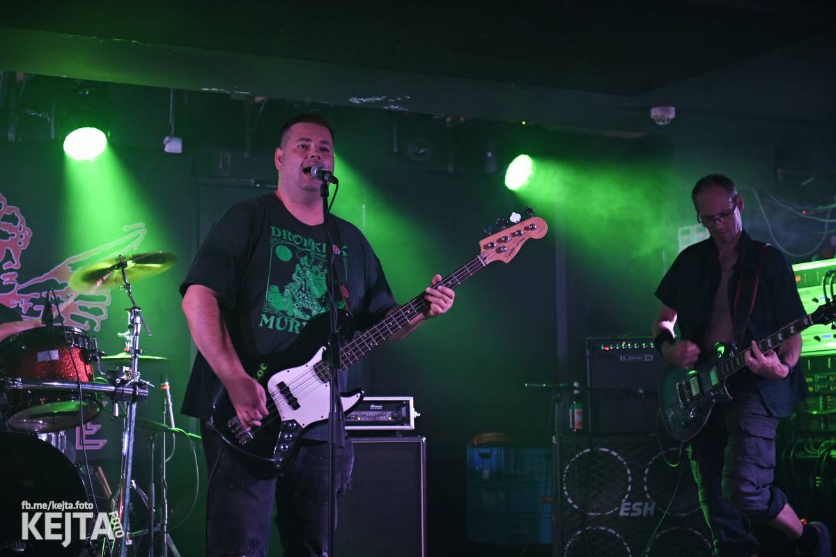 Energie na pódiu, komorní atmosféra pod ním. V Rock Café zahráli Svoloč, Rumble Ansamble a Wicked Dolls