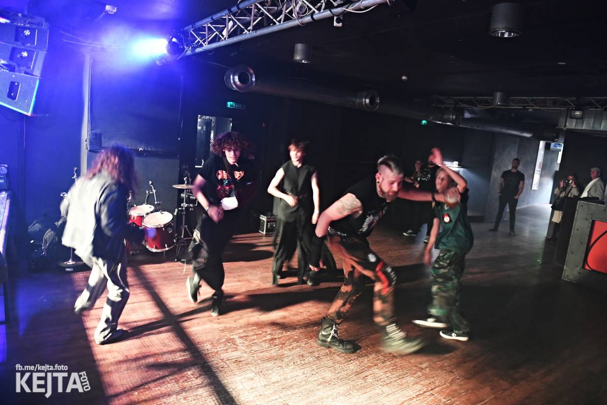 Energie na pódiu, komorní atmosféra pod ním. V Rock Café zahráli Svoloč, Rumble Ansamble a Wicked Dolls