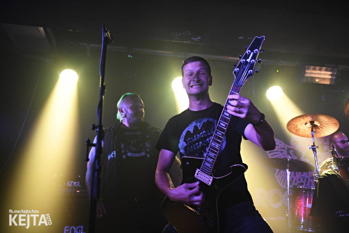 Energie na pódiu, komorní atmosféra pod ním. V Rock Café zahráli Svoloč, Rumble Ansamble a Wicked Dolls