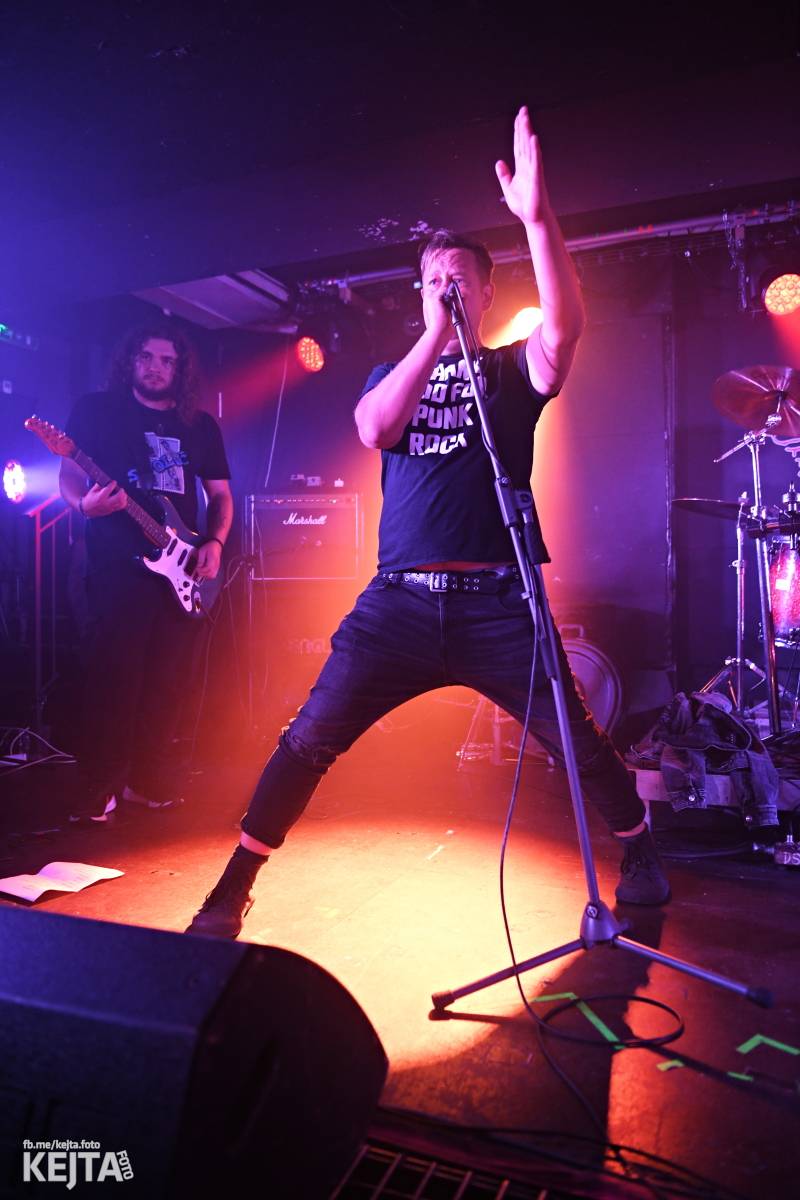 Energie na pódiu, komorní atmosféra pod ním. V Rock Café zahráli Svoloč, Rumble Ansamble a Wicked Dolls