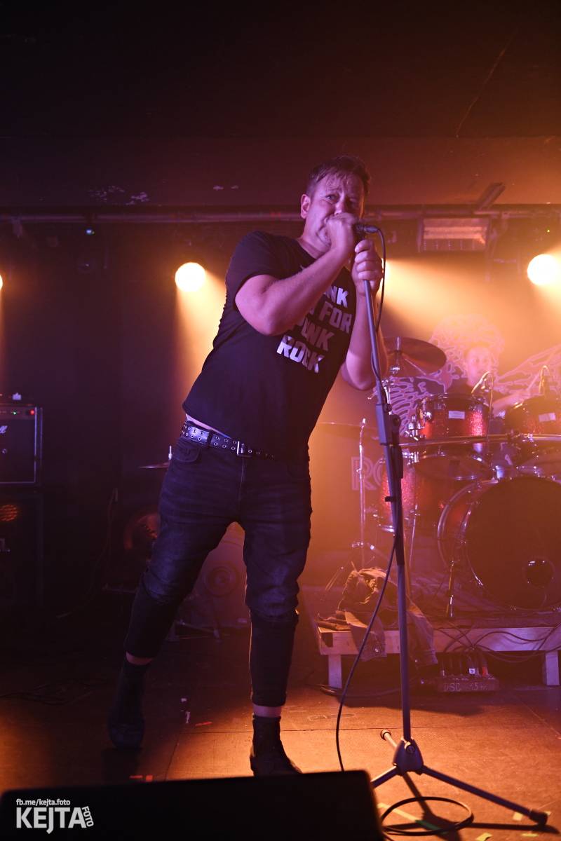 Energie na pódiu, komorní atmosféra pod ním. V Rock Café zahráli Svoloč, Rumble Ansamble a Wicked Dolls