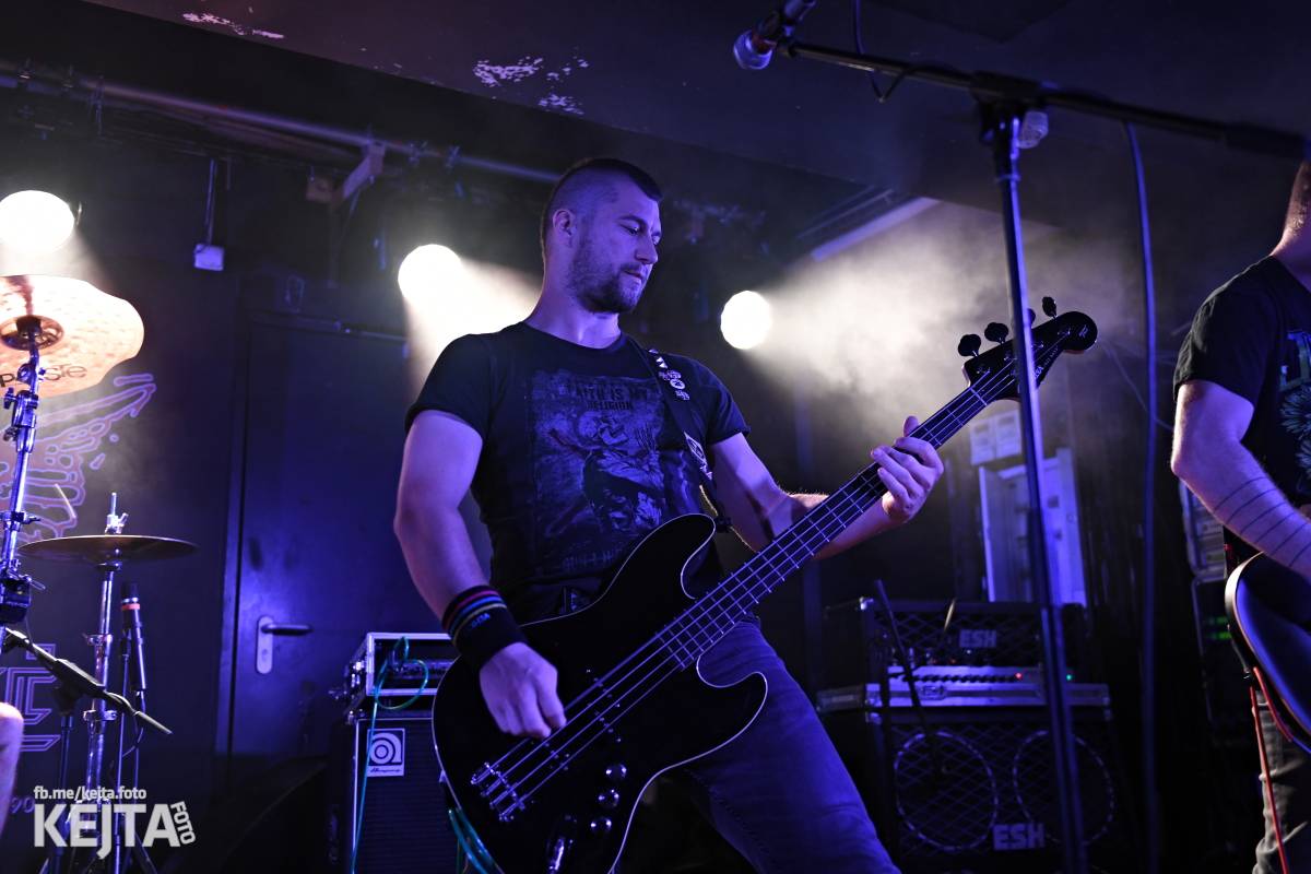 Energie na pódiu, komorní atmosféra pod ním. V Rock Café zahráli Svoloč, Rumble Ansamble a Wicked Dolls