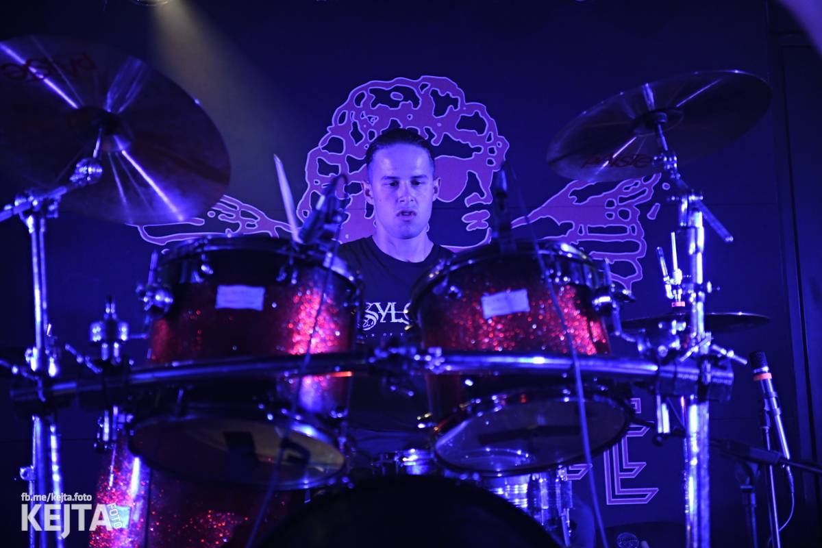 Energie na pódiu, komorní atmosféra pod ním. V Rock Café zahráli Svoloč, Rumble Ansamble a Wicked Dolls