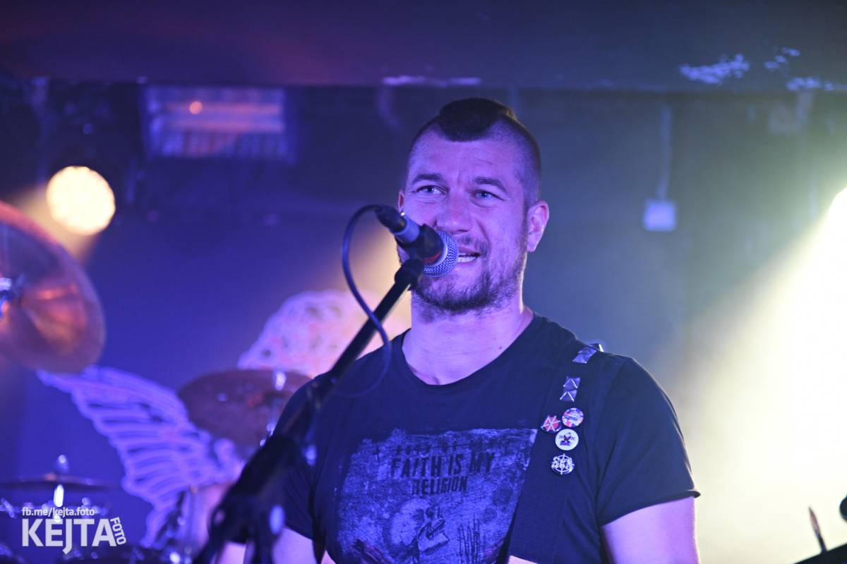 Energie na pódiu, komorní atmosféra pod ním. V Rock Café zahráli Svoloč, Rumble Ansamble a Wicked Dolls