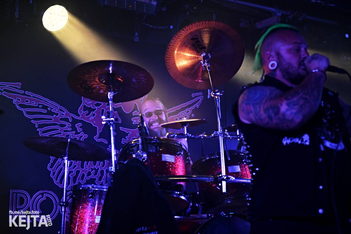 Energie na pódiu, komorní atmosféra pod ním. V Rock Café zahráli Svoloč, Rumble Ansamble a Wicked Dolls