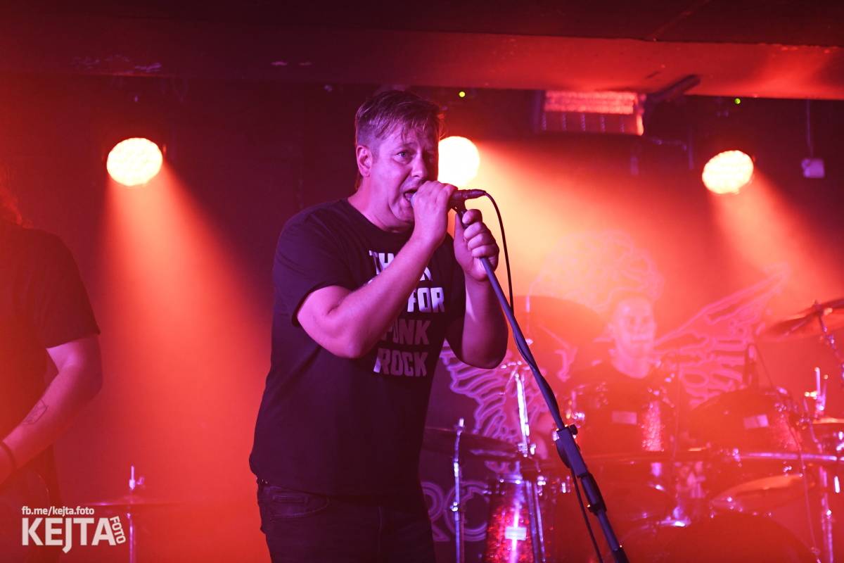 Energie na pódiu, komorní atmosféra pod ním. V Rock Café zahráli Svoloč, Rumble Ansamble a Wicked Dolls