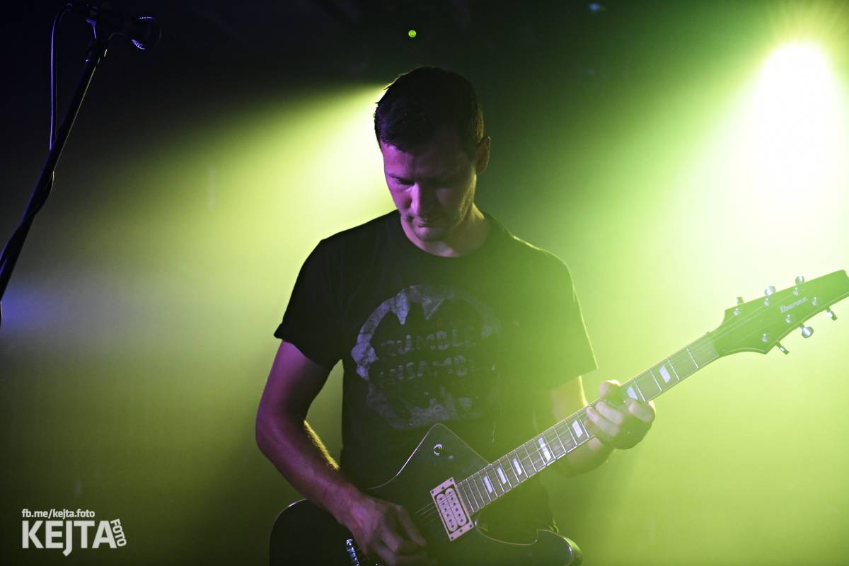 Energie na pódiu, komorní atmosféra pod ním. V Rock Café zahráli Svoloč, Rumble Ansamble a Wicked Dolls