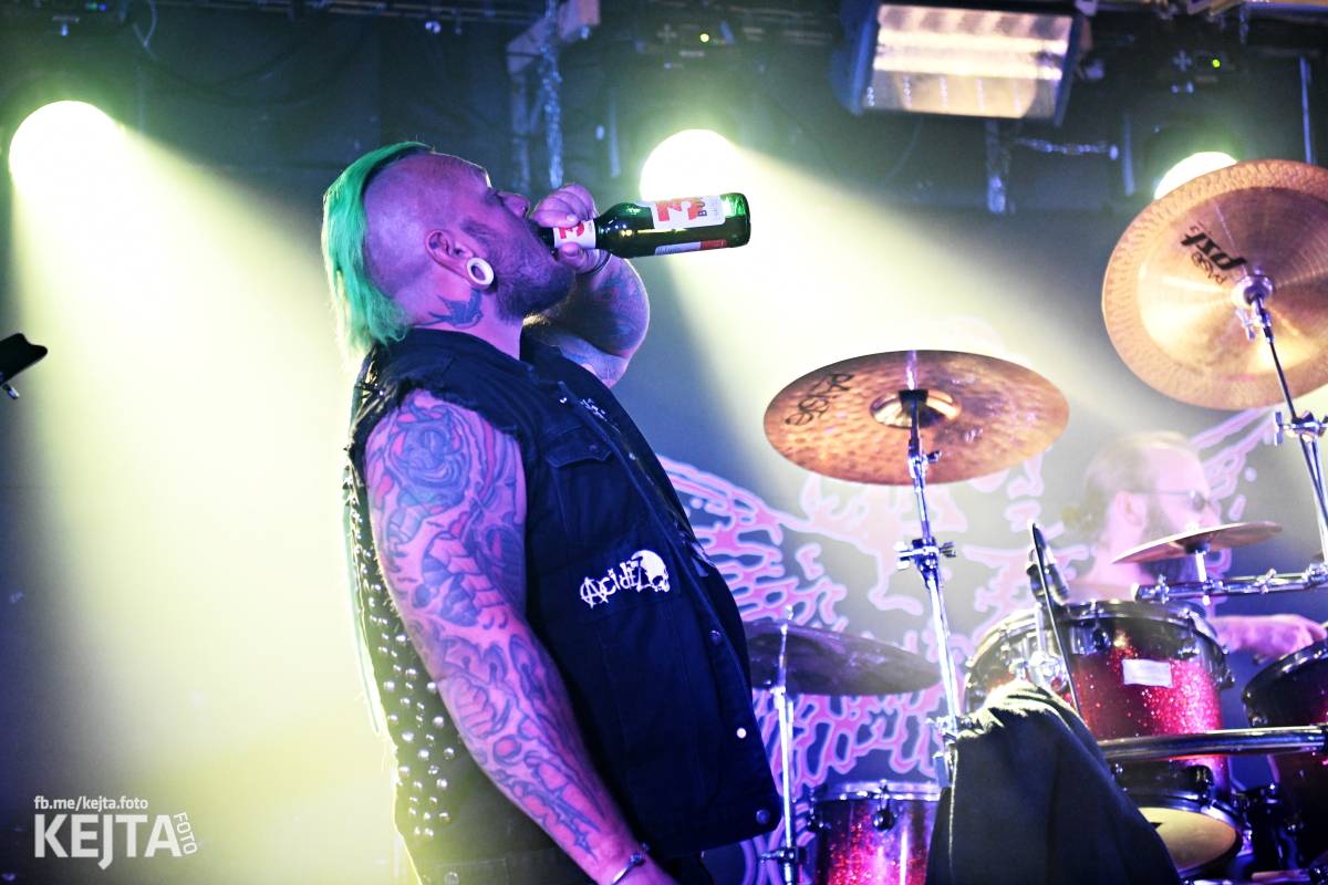 Energie na pódiu, komorní atmosféra pod ním. V Rock Café zahráli Svoloč, Rumble Ansamble a Wicked Dolls