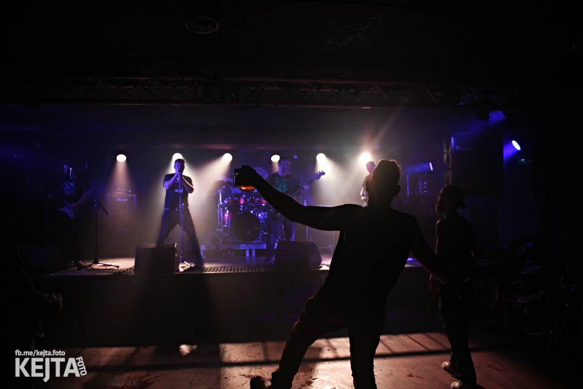 Energie na pódiu, komorní atmosféra pod ním. V Rock Café zahráli Svoloč, Rumble Ansamble a Wicked Dolls