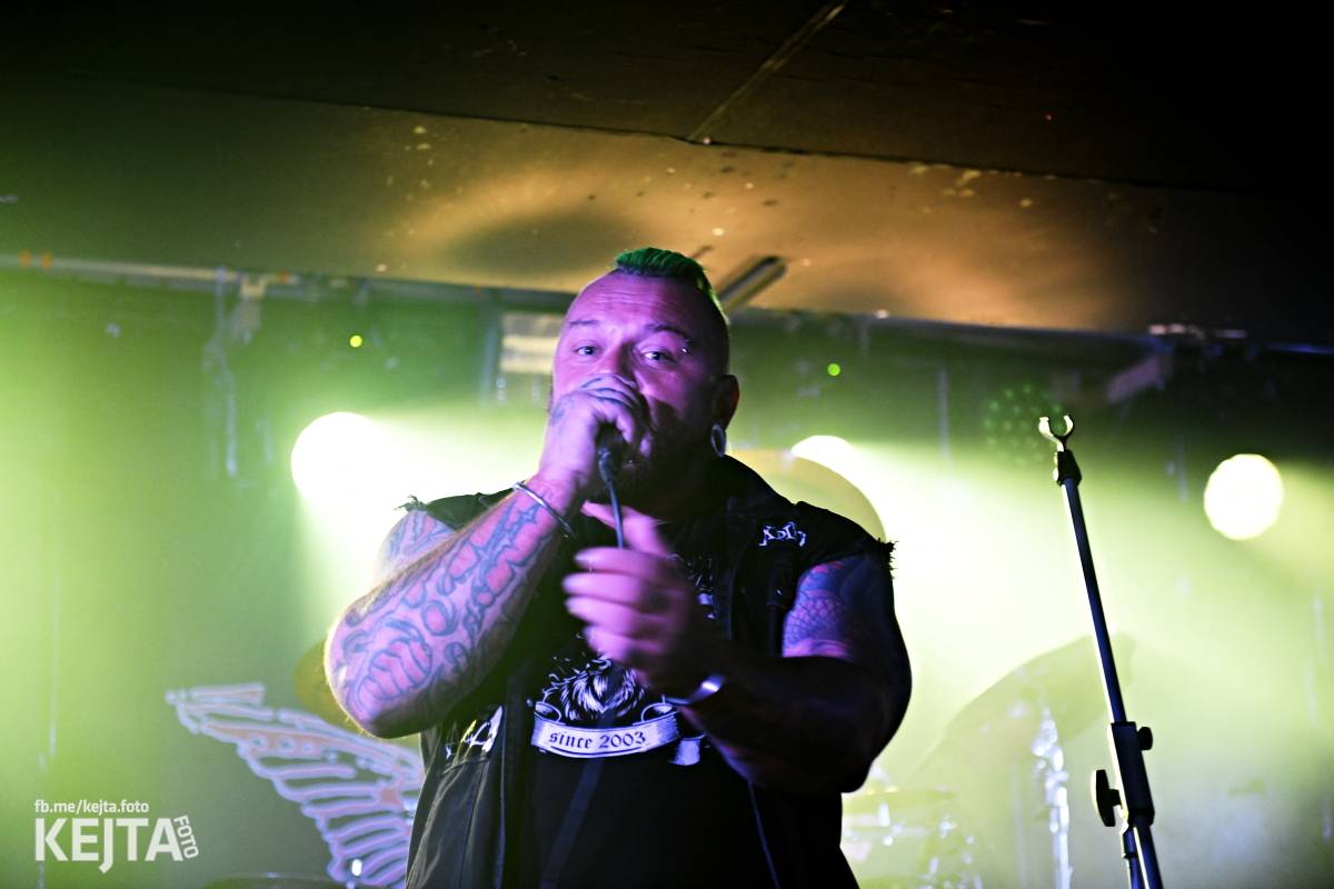 Energie na pódiu, komorní atmosféra pod ním. V Rock Café zahráli Svoloč, Rumble Ansamble a Wicked Dolls