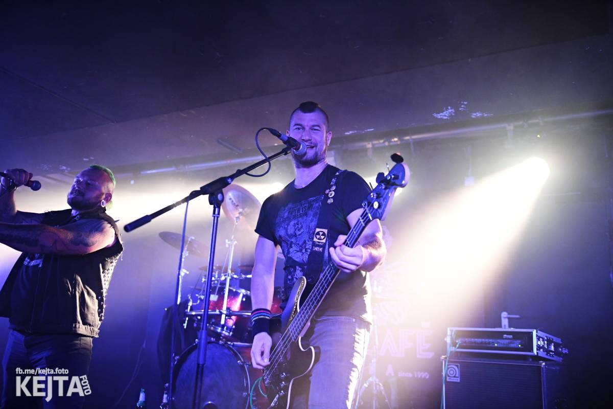 Energie na pódiu, komorní atmosféra pod ním. V Rock Café zahráli Svoloč, Rumble Ansamble a Wicked Dolls