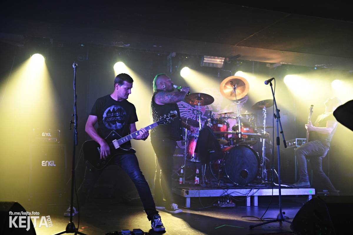 Energie na pódiu, komorní atmosféra pod ním. V Rock Café zahráli Svoloč, Rumble Ansamble a Wicked Dolls