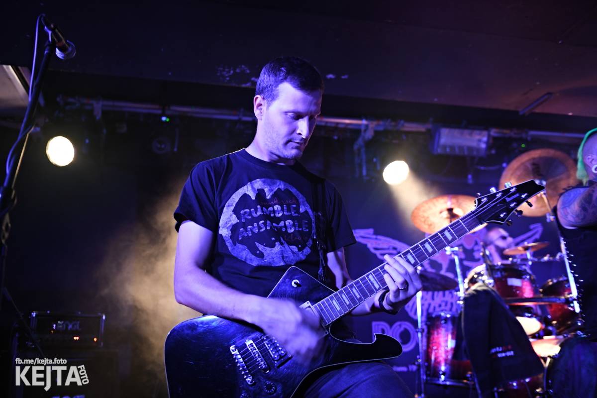 Energie na pódiu, komorní atmosféra pod ním. V Rock Café zahráli Svoloč, Rumble Ansamble a Wicked Dolls