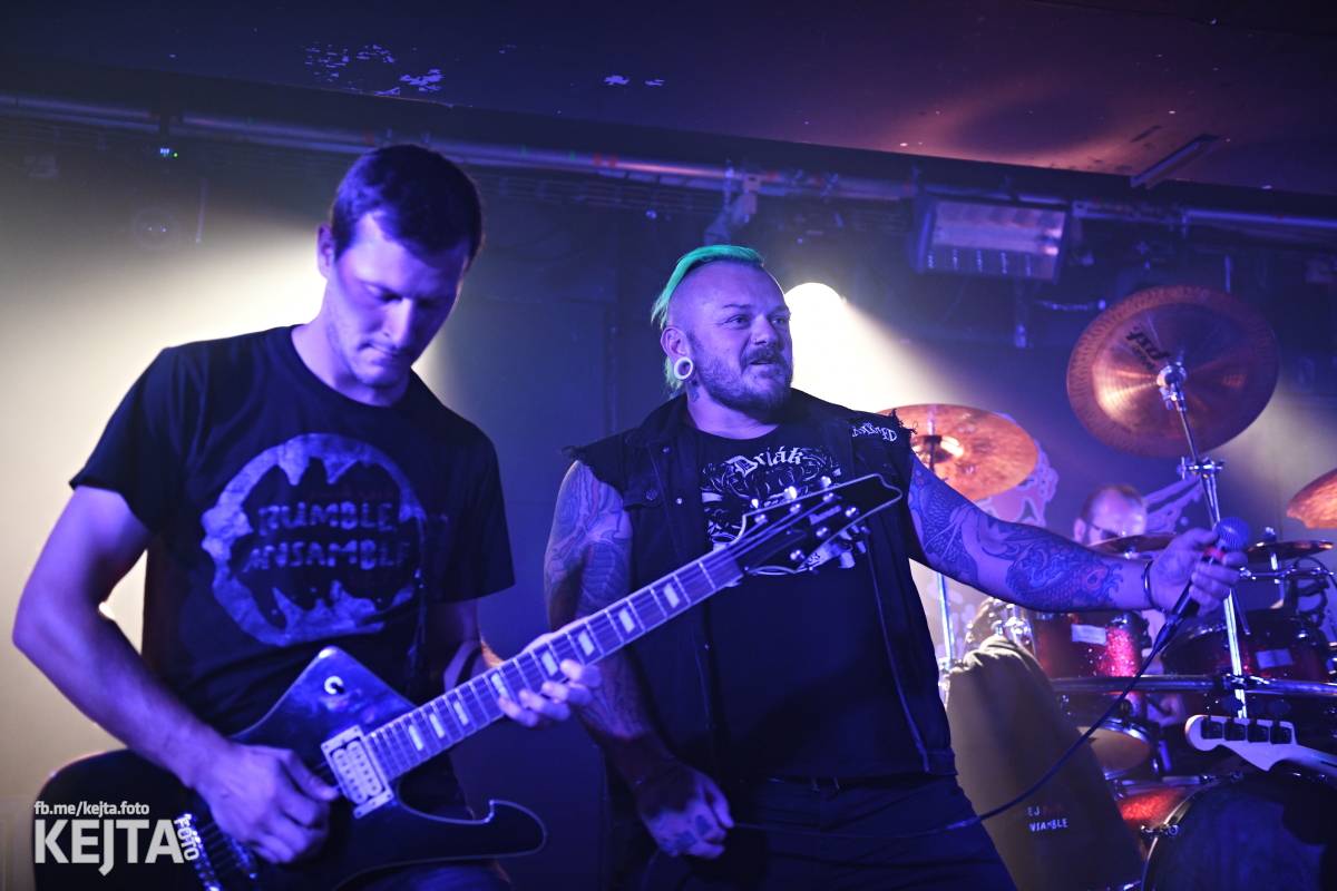 Energie na pódiu, komorní atmosféra pod ním. V Rock Café zahráli Svoloč, Rumble Ansamble a Wicked Dolls