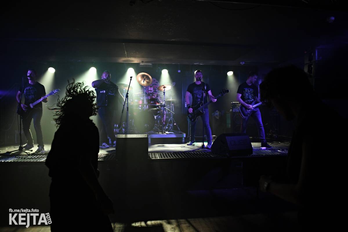 Energie na pódiu, komorní atmosféra pod ním. V Rock Café zahráli Svoloč, Rumble Ansamble a Wicked Dolls