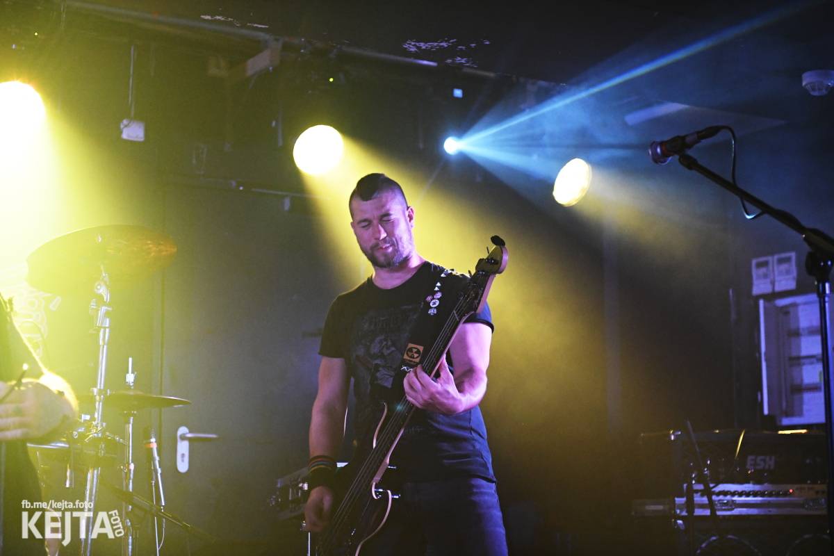 Energie na pódiu, komorní atmosféra pod ním. V Rock Café zahráli Svoloč, Rumble Ansamble a Wicked Dolls