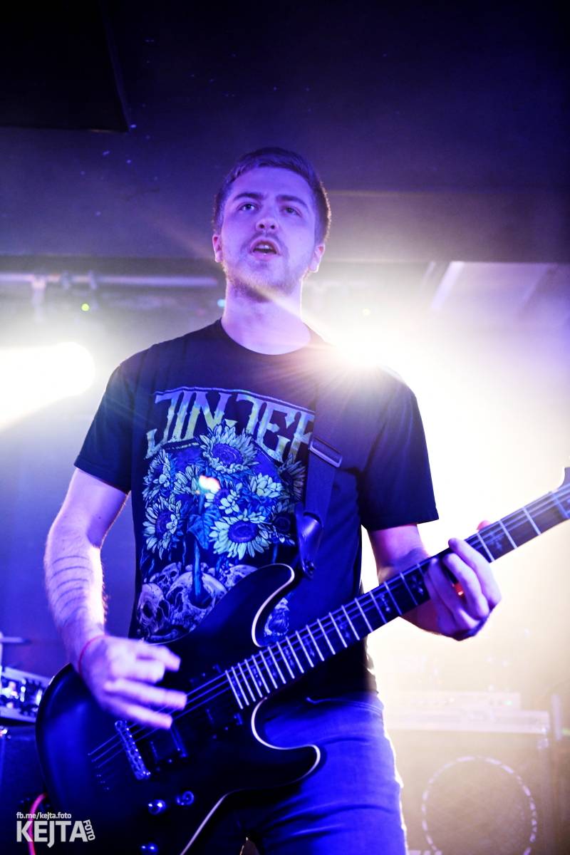 Energie na pódiu, komorní atmosféra pod ním. V Rock Café zahráli Svoloč, Rumble Ansamble a Wicked Dolls