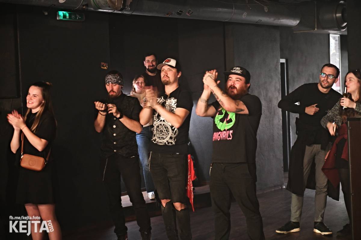 Energie na pódiu, komorní atmosféra pod ním. V Rock Café zahráli Svoloč, Rumble Ansamble a Wicked Dolls