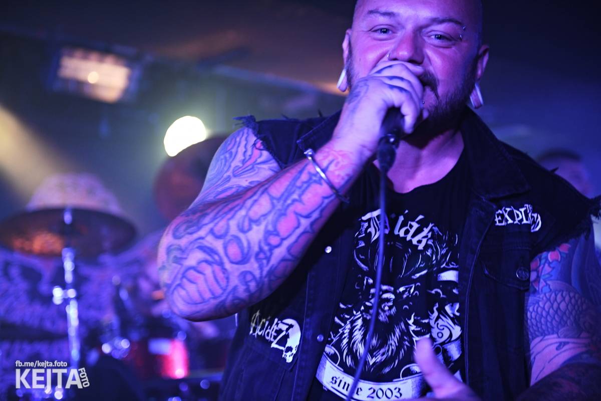 Energie na pódiu, komorní atmosféra pod ním. V Rock Café zahráli Svoloč, Rumble Ansamble a Wicked Dolls