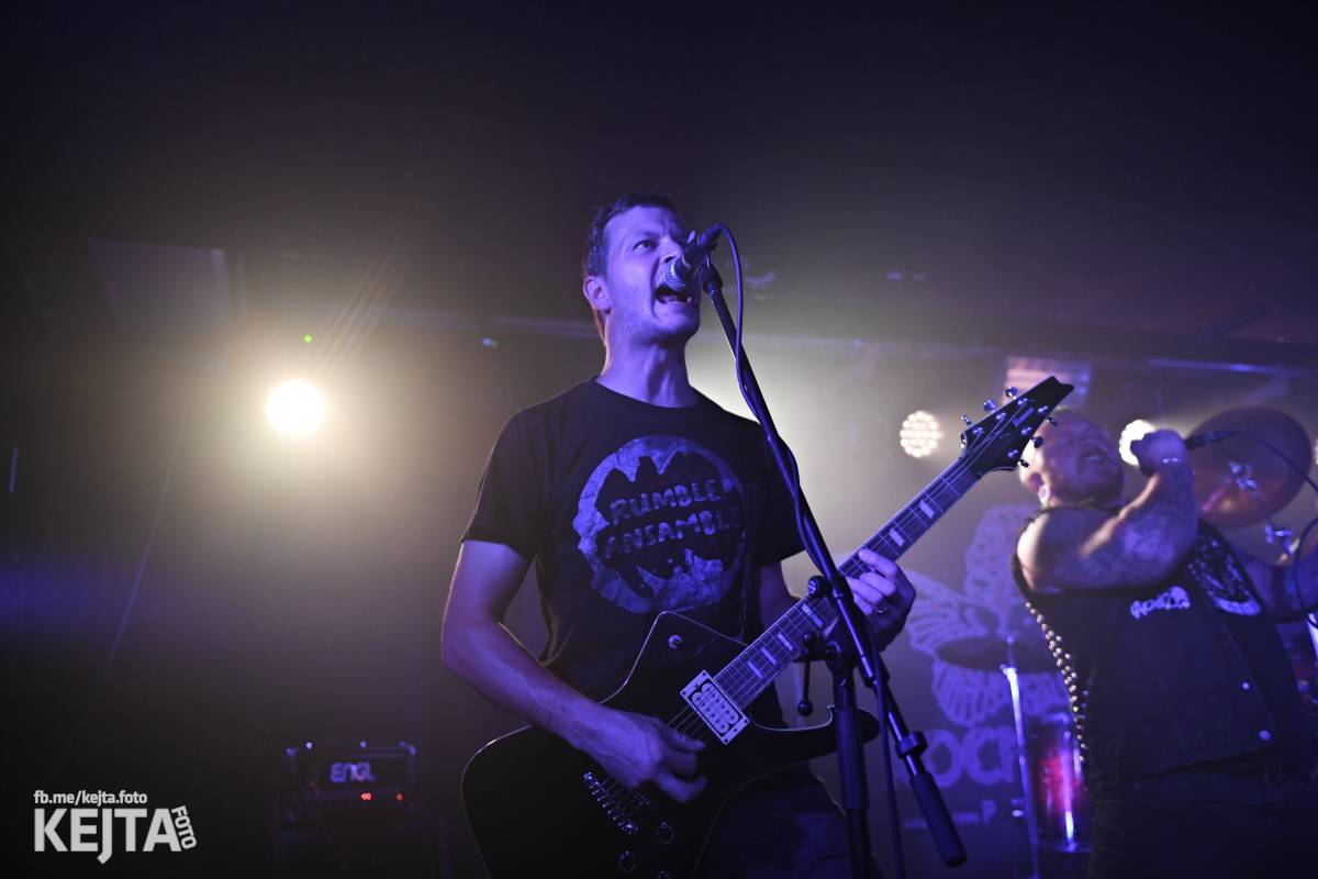 Energie na pódiu, komorní atmosféra pod ním. V Rock Café zahráli Svoloč, Rumble Ansamble a Wicked Dolls