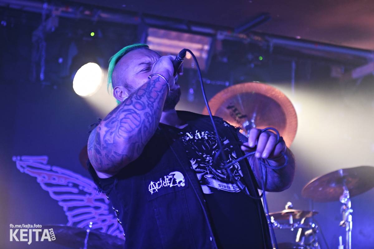 Energie na pódiu, komorní atmosféra pod ním. V Rock Café zahráli Svoloč, Rumble Ansamble a Wicked Dolls