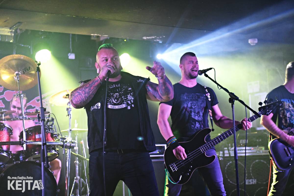 Energie na pódiu, komorní atmosféra pod ním. V Rock Café zahráli Svoloč, Rumble Ansamble a Wicked Dolls