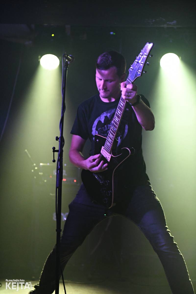 Energie na pódiu, komorní atmosféra pod ním. V Rock Café zahráli Svoloč, Rumble Ansamble a Wicked Dolls