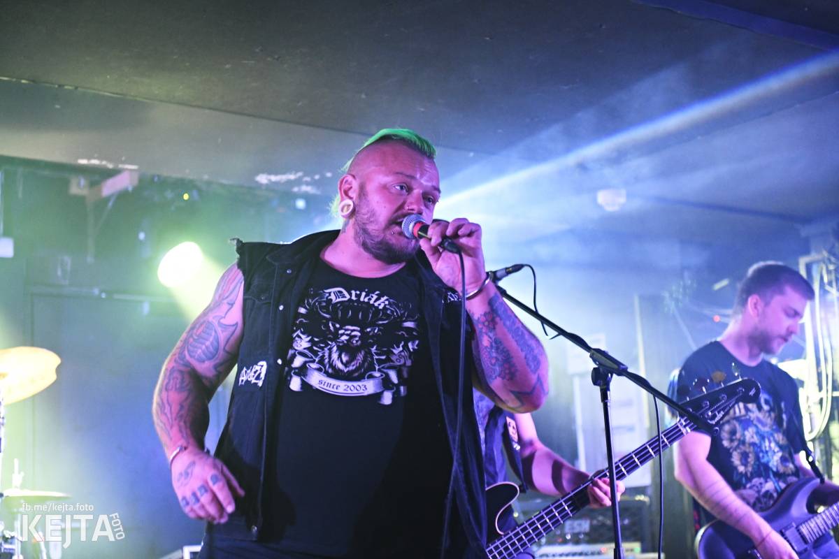 Energie na pódiu, komorní atmosféra pod ním. V Rock Café zahráli Svoloč, Rumble Ansamble a Wicked Dolls