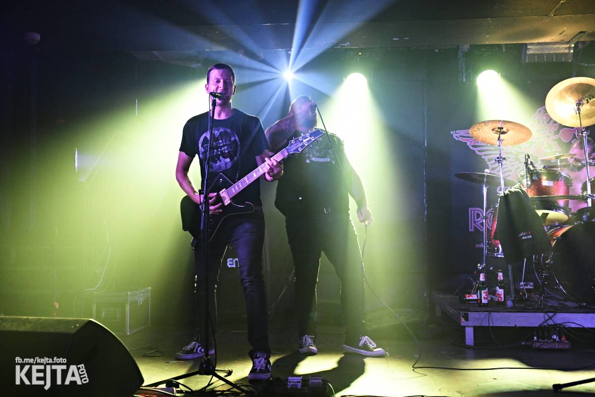 Energie na pódiu, komorní atmosféra pod ním. V Rock Café zahráli Svoloč, Rumble Ansamble a Wicked Dolls