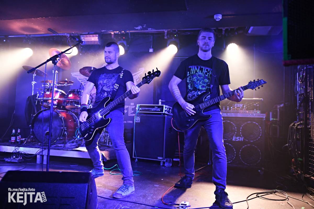 Energie na pódiu, komorní atmosféra pod ním. V Rock Café zahráli Svoloč, Rumble Ansamble a Wicked Dolls