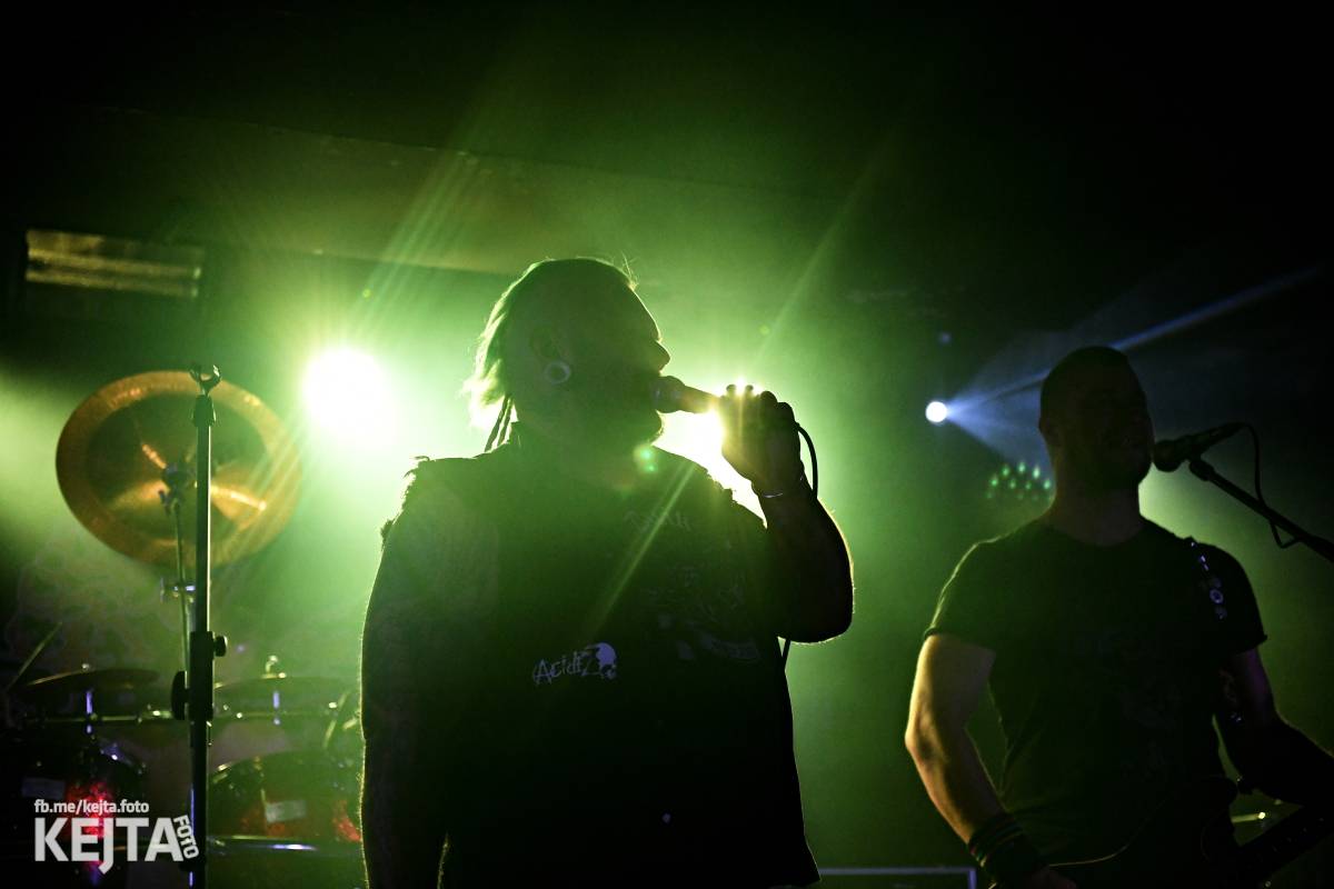 Energie na pódiu, komorní atmosféra pod ním. V Rock Café zahráli Svoloč, Rumble Ansamble a Wicked Dolls