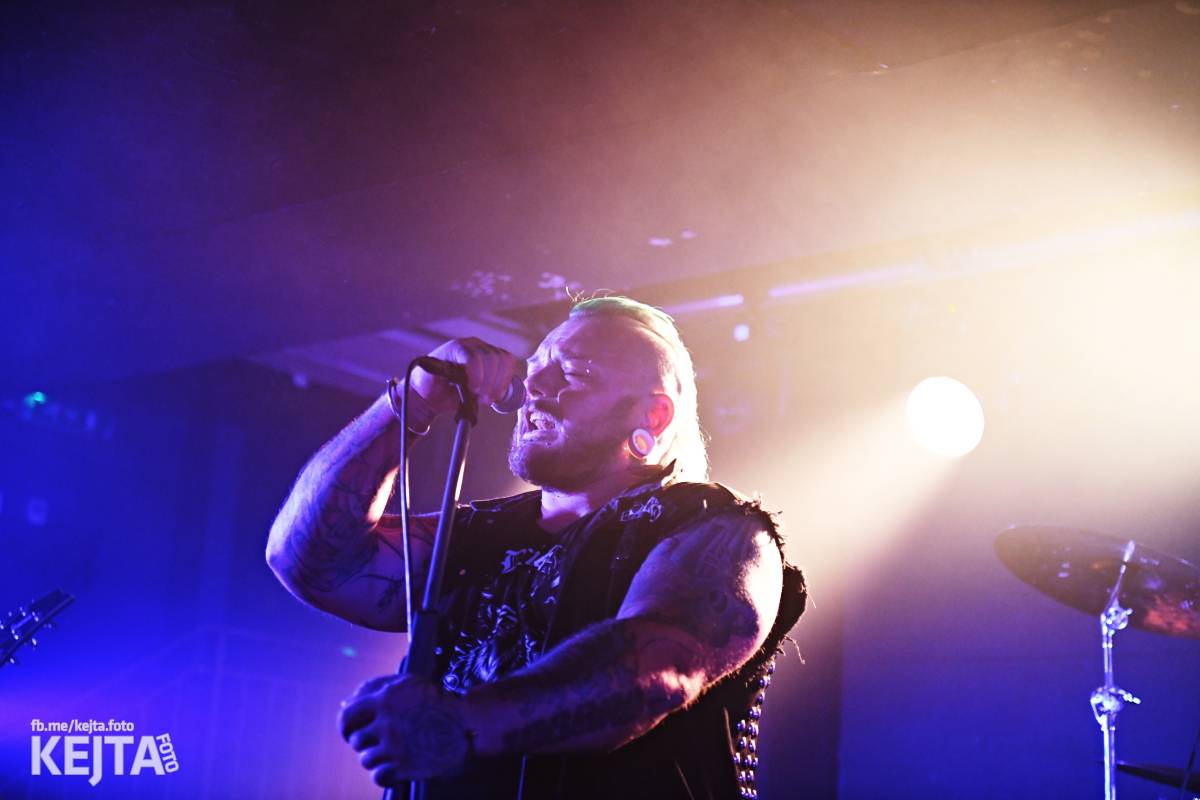 Energie na pódiu, komorní atmosféra pod ním. V Rock Café zahráli Svoloč, Rumble Ansamble a Wicked Dolls