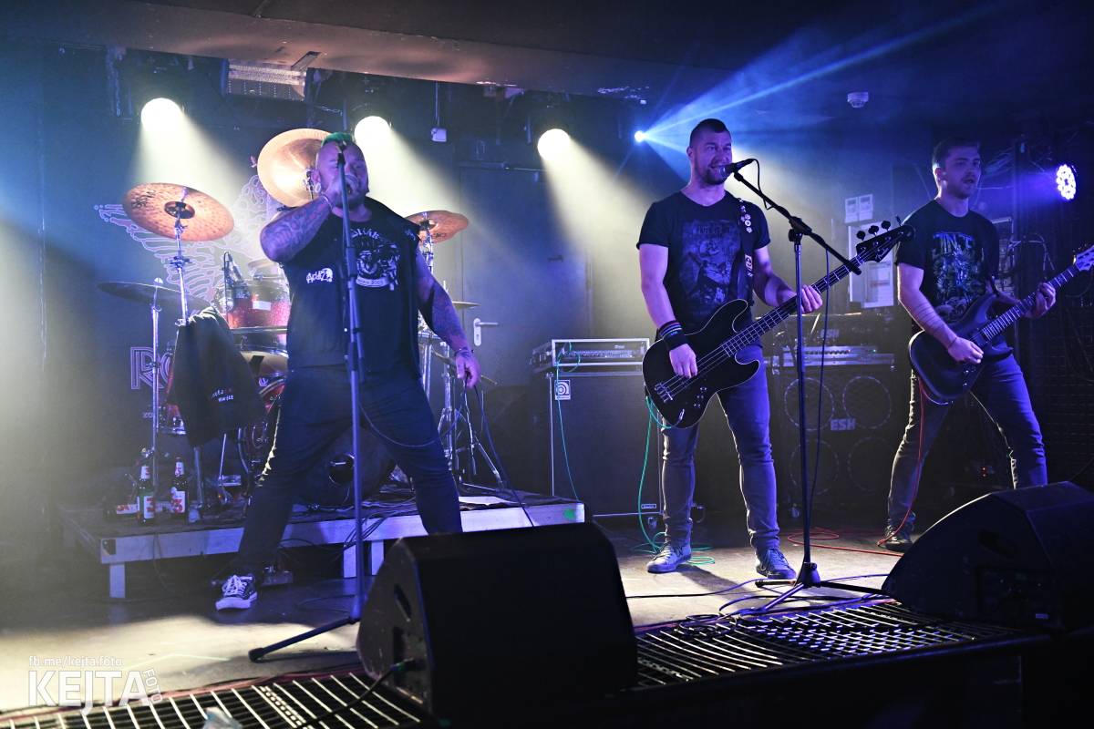 Energie na pódiu, komorní atmosféra pod ním. V Rock Café zahráli Svoloč, Rumble Ansamble a Wicked Dolls