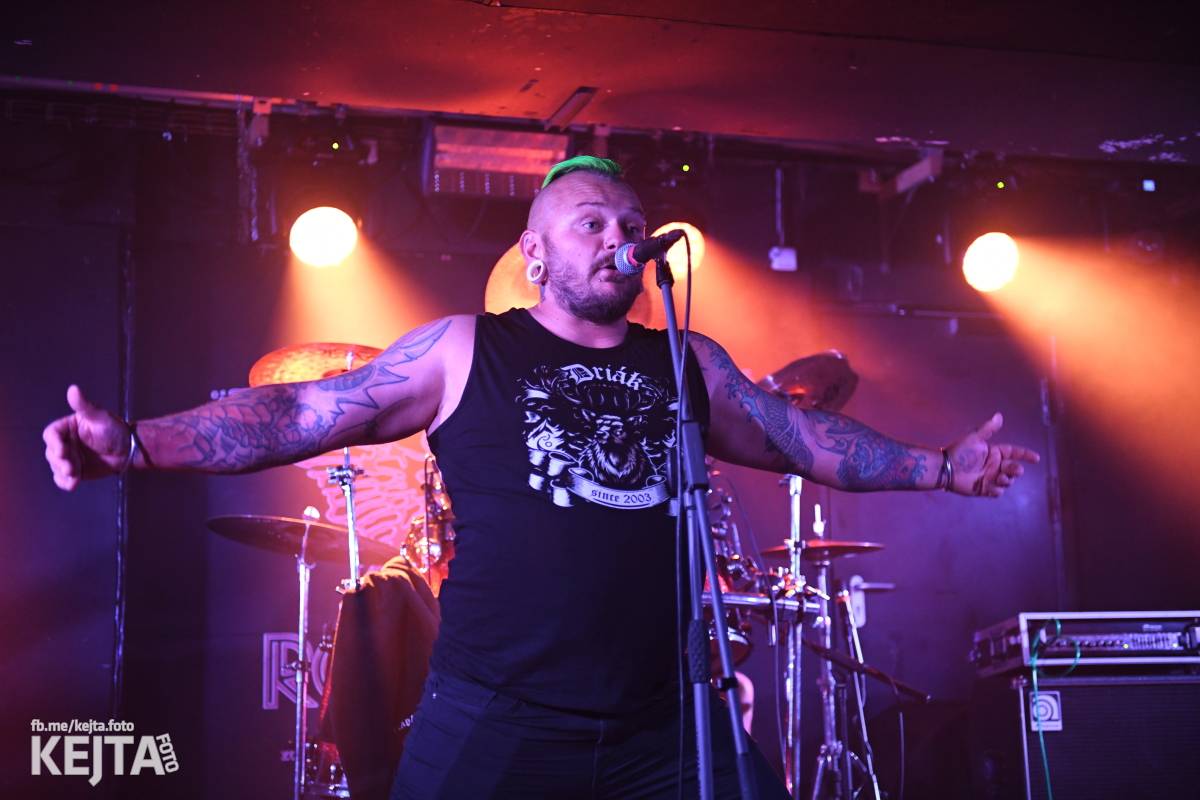 Energie na pódiu, komorní atmosféra pod ním. V Rock Café zahráli Svoloč, Rumble Ansamble a Wicked Dolls