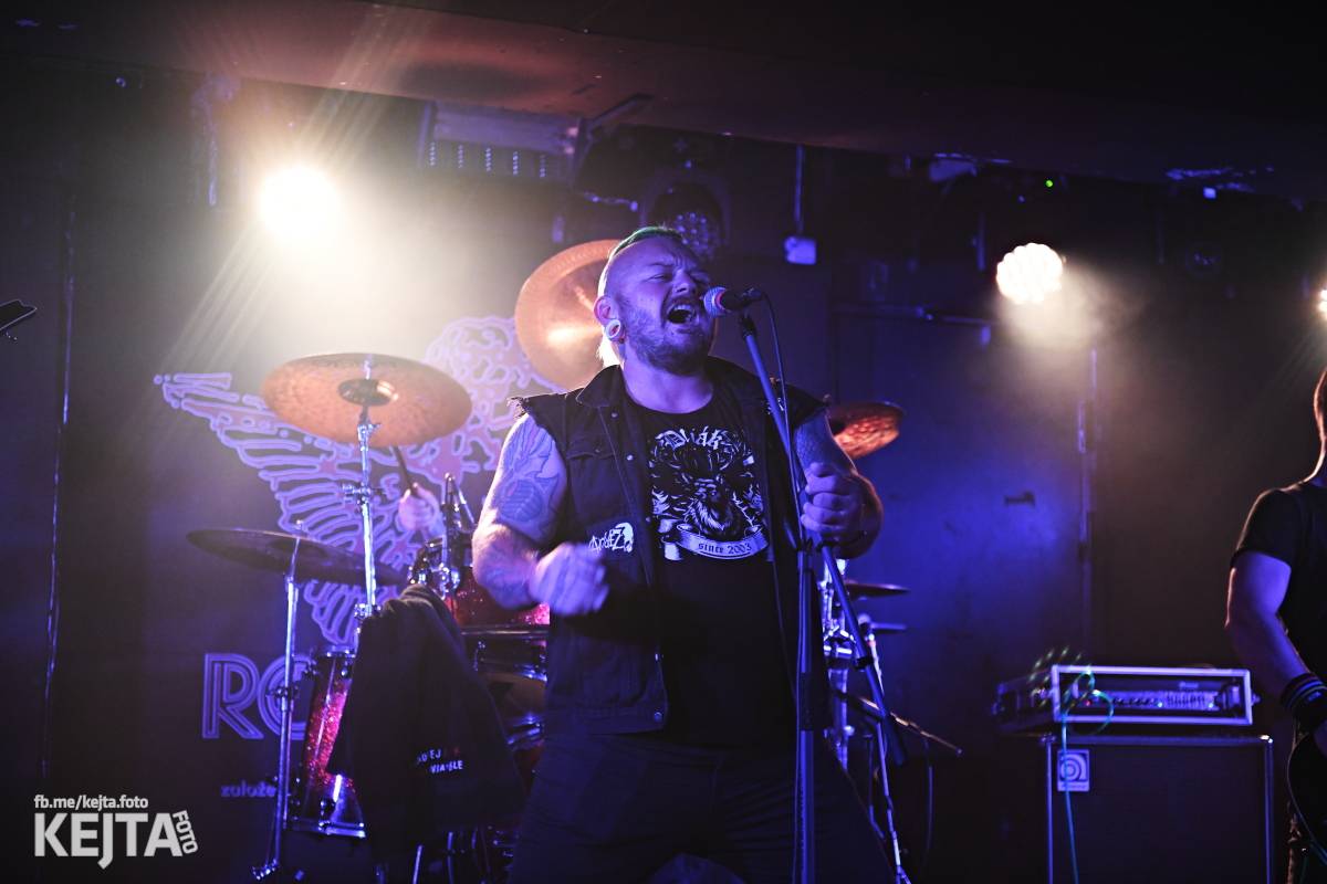 Energie na pódiu, komorní atmosféra pod ním. V Rock Café zahráli Svoloč, Rumble Ansamble a Wicked Dolls