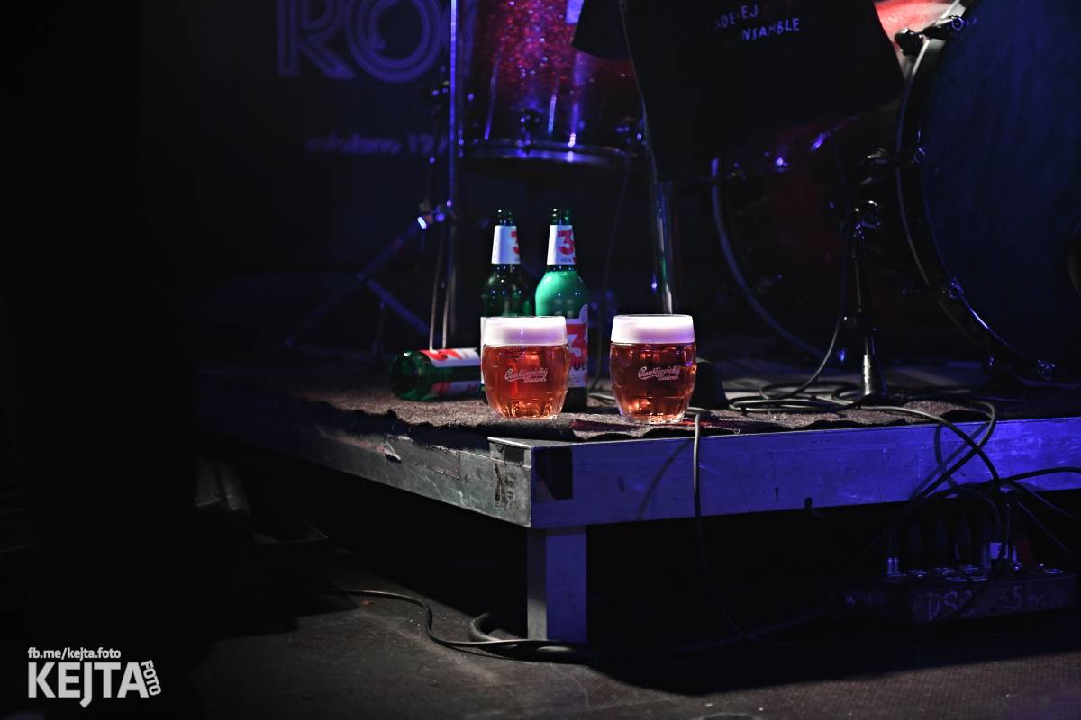 Energie na pódiu, komorní atmosféra pod ním. V Rock Café zahráli Svoloč, Rumble Ansamble a Wicked Dolls