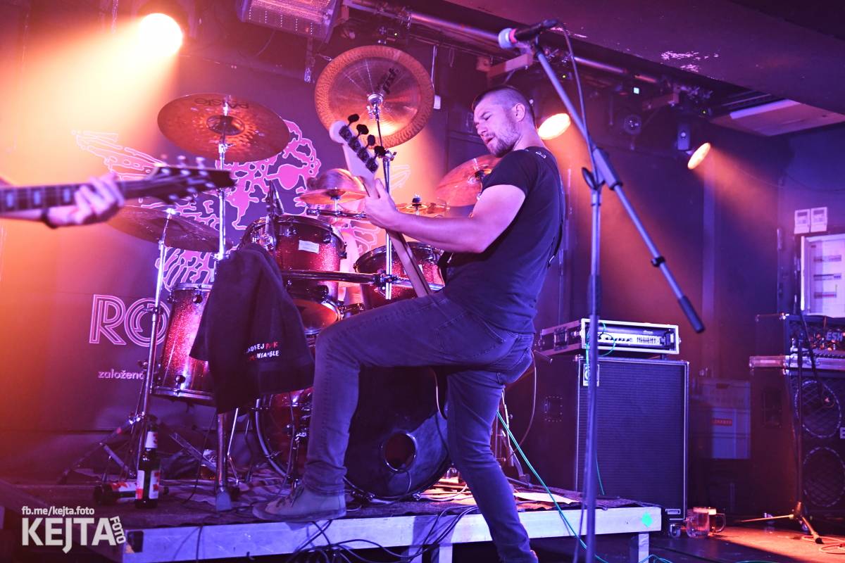 Energie na pódiu, komorní atmosféra pod ním. V Rock Café zahráli Svoloč, Rumble Ansamble a Wicked Dolls