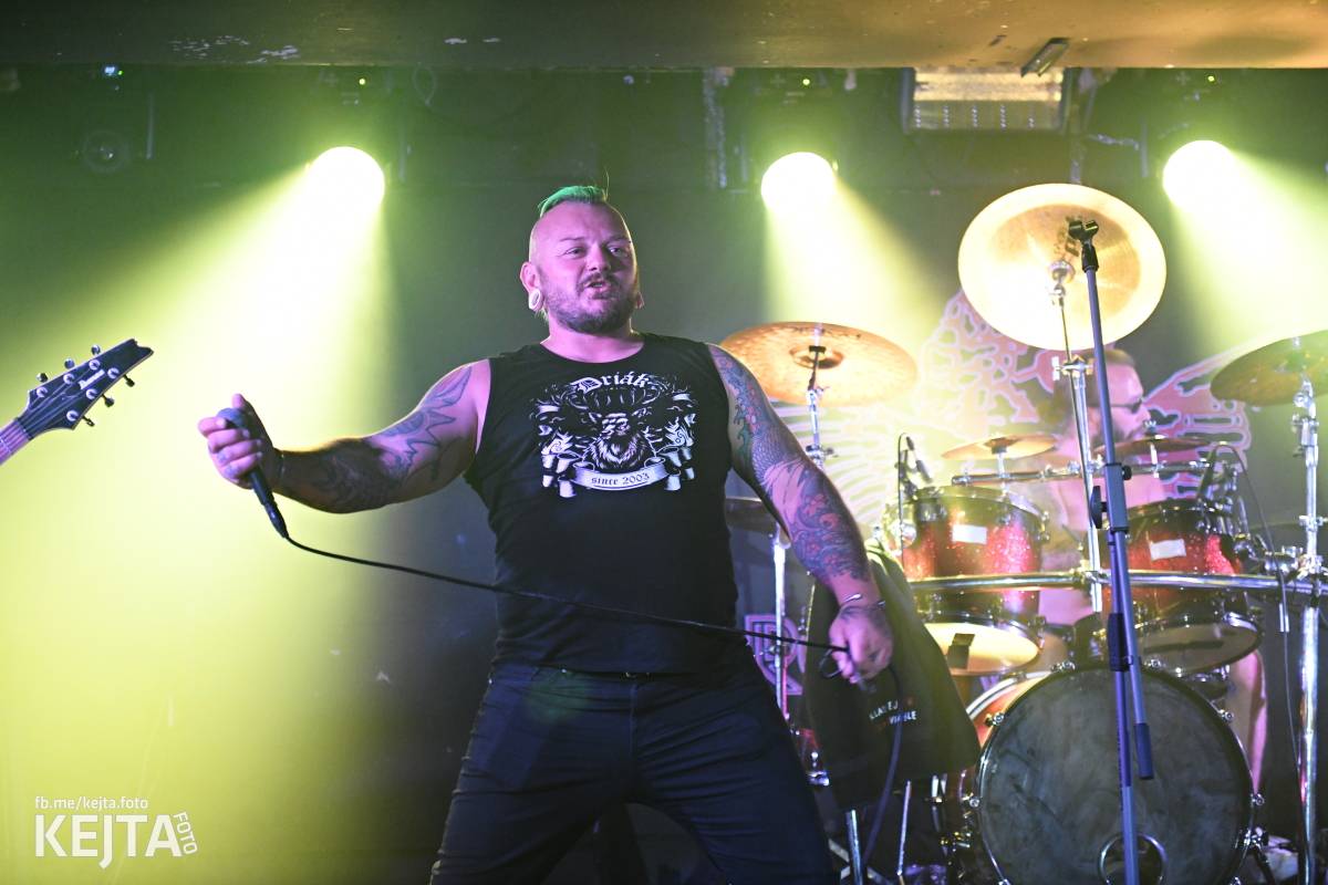 Energie na pódiu, komorní atmosféra pod ním. V Rock Café zahráli Svoloč, Rumble Ansamble a Wicked Dolls