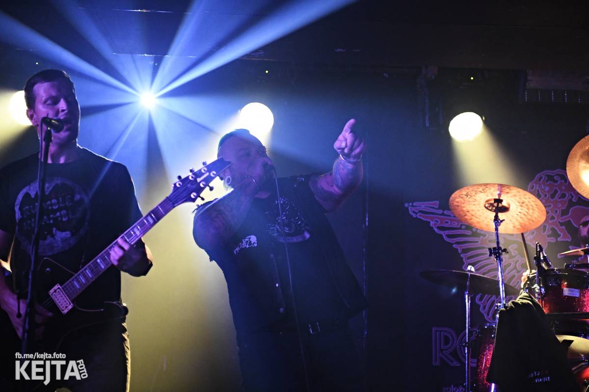 Energie na pódiu, komorní atmosféra pod ním. V Rock Café zahráli Svoloč, Rumble Ansamble a Wicked Dolls