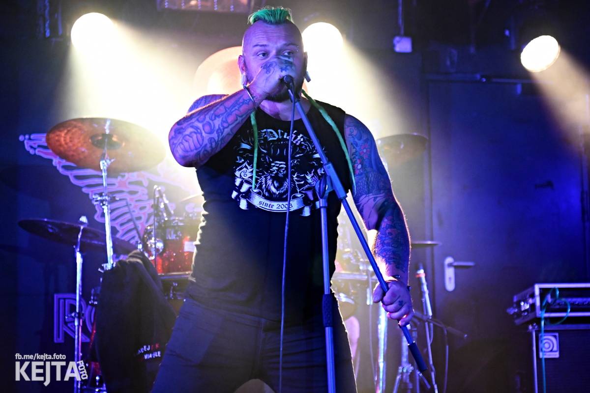 Energie na pódiu, komorní atmosféra pod ním. V Rock Café zahráli Svoloč, Rumble Ansamble a Wicked Dolls