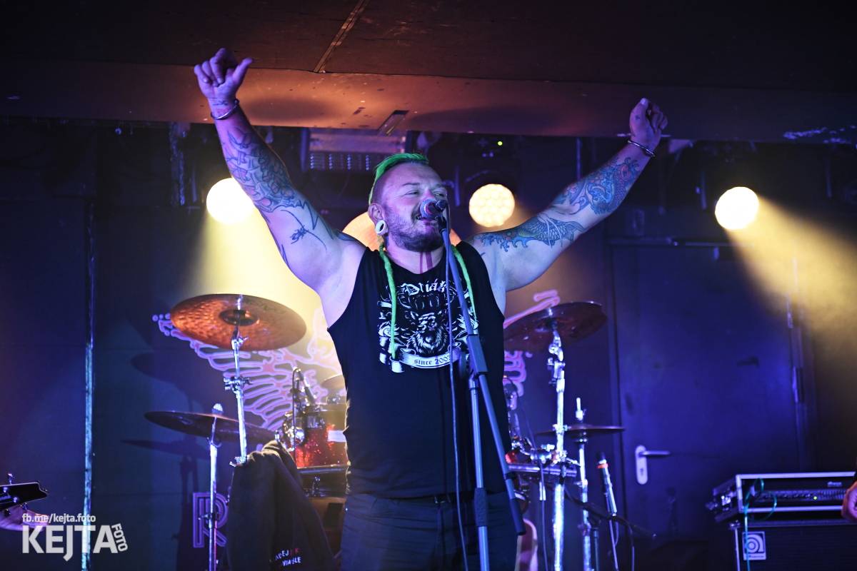 Energie na pódiu, komorní atmosféra pod ním. V Rock Café zahráli Svoloč, Rumble Ansamble a Wicked Dolls