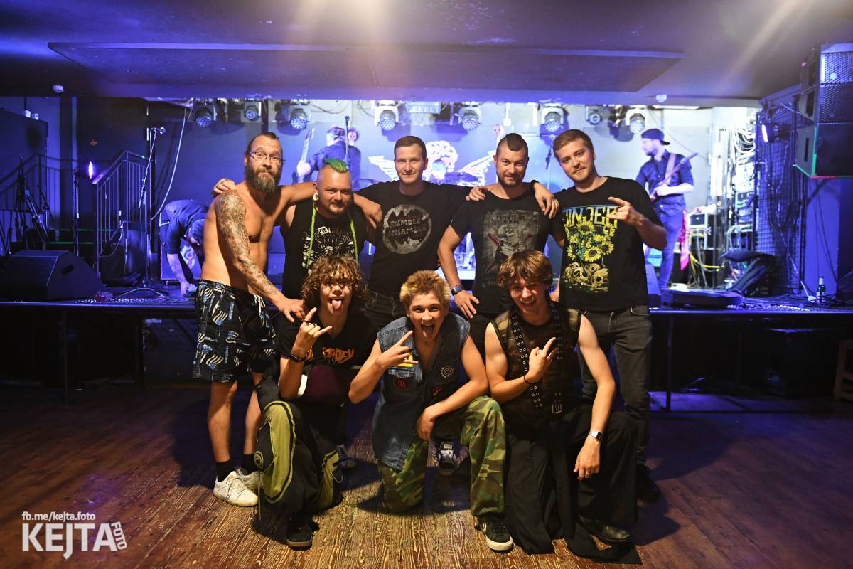 Energie na pódiu, komorní atmosféra pod ním. V Rock Café zahráli Svoloč, Rumble Ansamble a Wicked Dolls