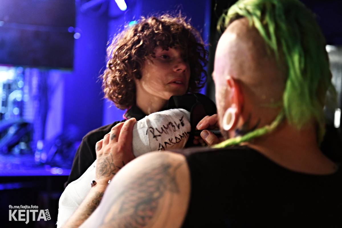 Energie na pódiu, komorní atmosféra pod ním. V Rock Café zahráli Svoloč, Rumble Ansamble a Wicked Dolls