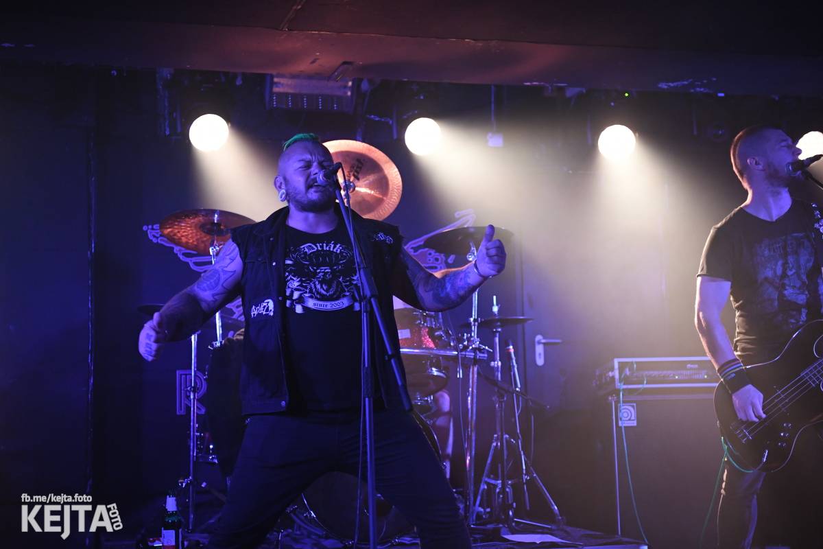 Energie na pódiu, komorní atmosféra pod ním. V Rock Café zahráli Svoloč, Rumble Ansamble a Wicked Dolls